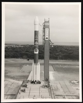 USAF DELTA-II POISED AT COMPLEX 17A SPECIAL INTEREST B & W PHOTO PL90C-10404
