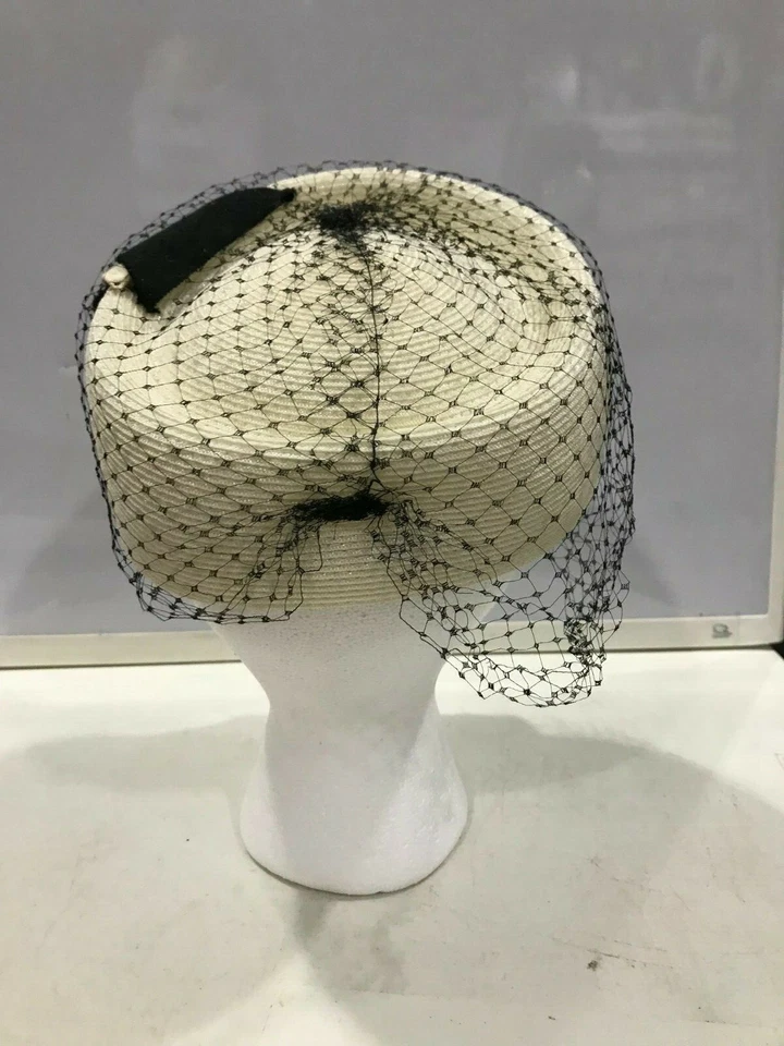 Chapéu feminino feito à mão década de 1950 vintage marfim e preto caixa de comprimidos com véu preto J1 - Imagem 4 de 4