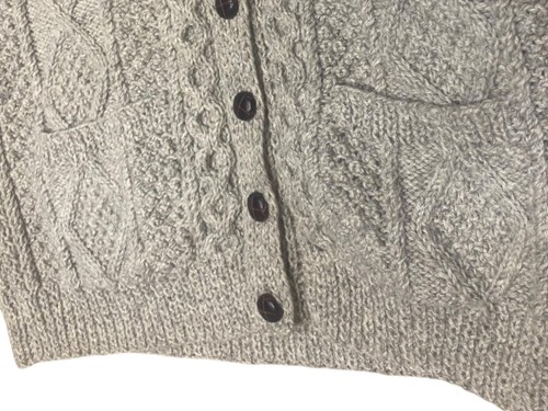 Cárdigan de colección grueso para damas House of Ireland tejido con cable crema 100 % lana grande - Imagen 2 de 9