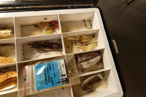RARE TED WILLIAMS 3465 FISHING TACKLE BOX SEARS ROEBUCK COOLER BOTTOM + LURES - Picture 9 of 16