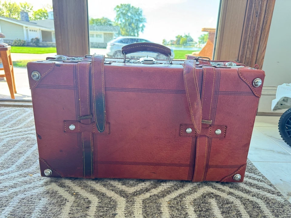 Maleta rígida retro vintage de cuero marrón con correas para equipaje Foto 3 de 4