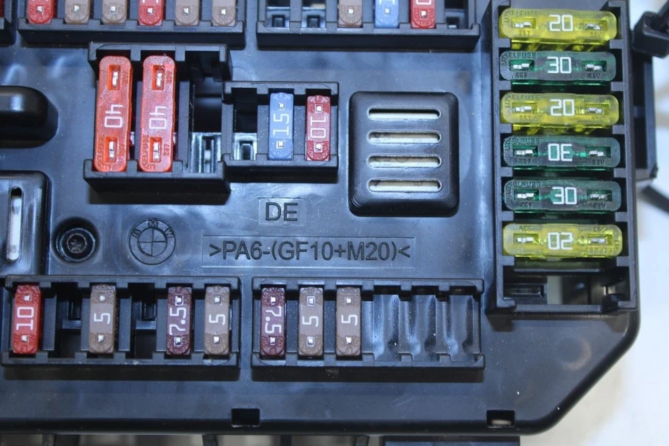 2013-2016 BMW 328i xDrive SULEV 2.0L AWD Front Power Distribution Fuse Relay Box - Image 3 of 4