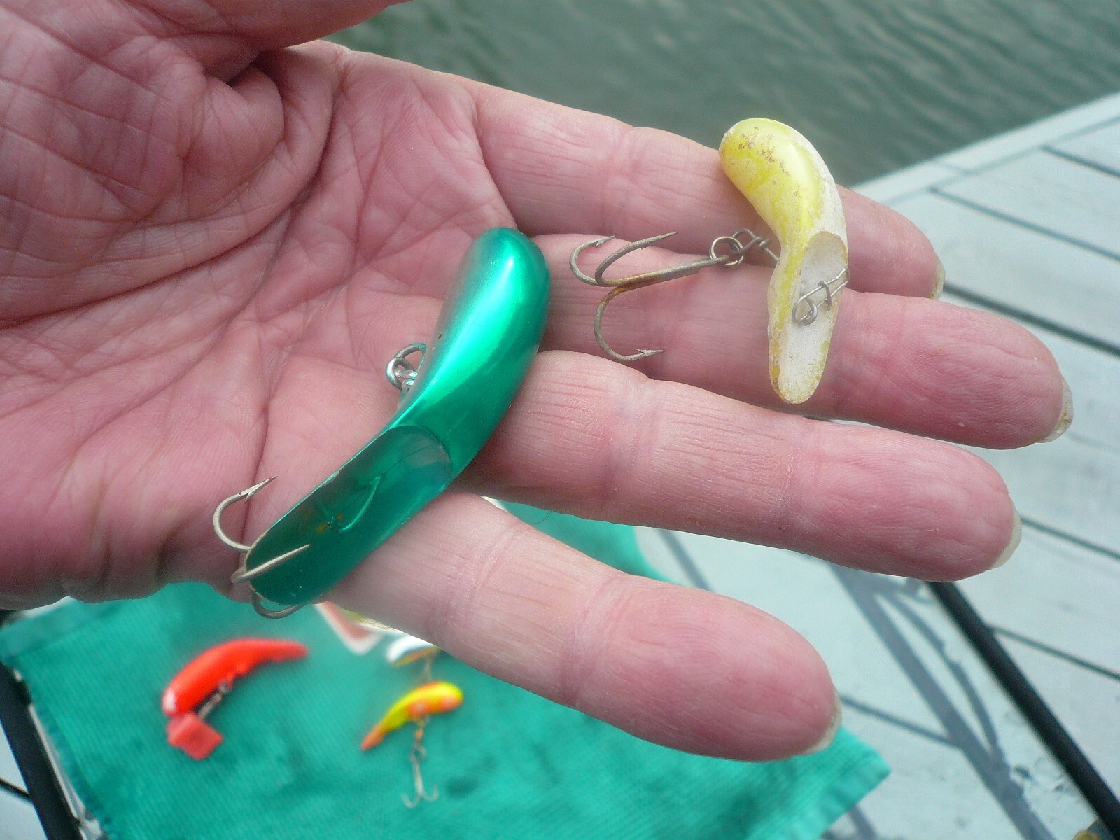 LOT OF 8 LUHR JENSEN FIRE PLUGS, 1 NIP, 2 MINT CHROMES, 2 GLOW IN DARK,STEELHEAD - Image 8