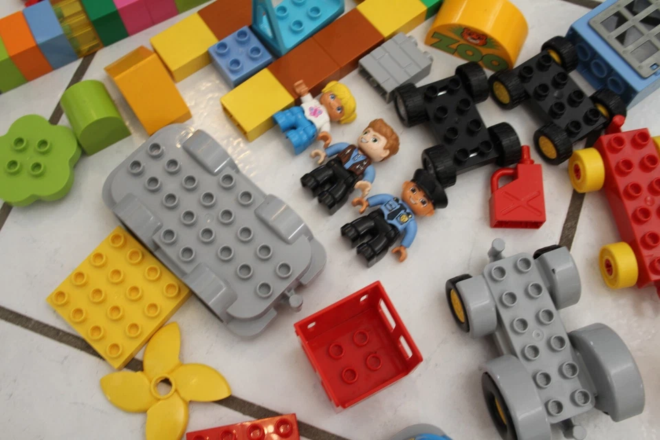 LEGO DUPLO Lot Jurassic World Vehicles Part ,93 Pieces Misc Train cars Plates  - Image 4 of 4