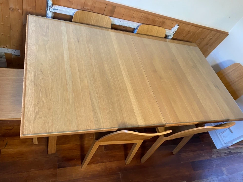 Solid oak, glass top extendable dining table and chairs in great condition - Image 3 of 4