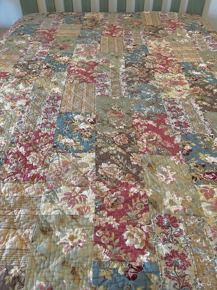 King Size Reversible Quilt by Noble excellence Patchwork cottage flowers - Image 2 of 4