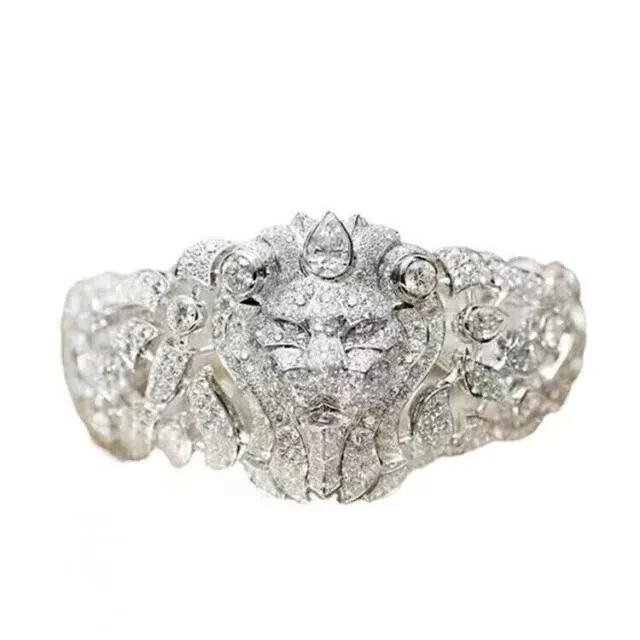 Anillo de compromiso con cabeza de león de diamantes de corte redondo de 2,50 quilates enchapado en oro blanco Foto 2 de 4