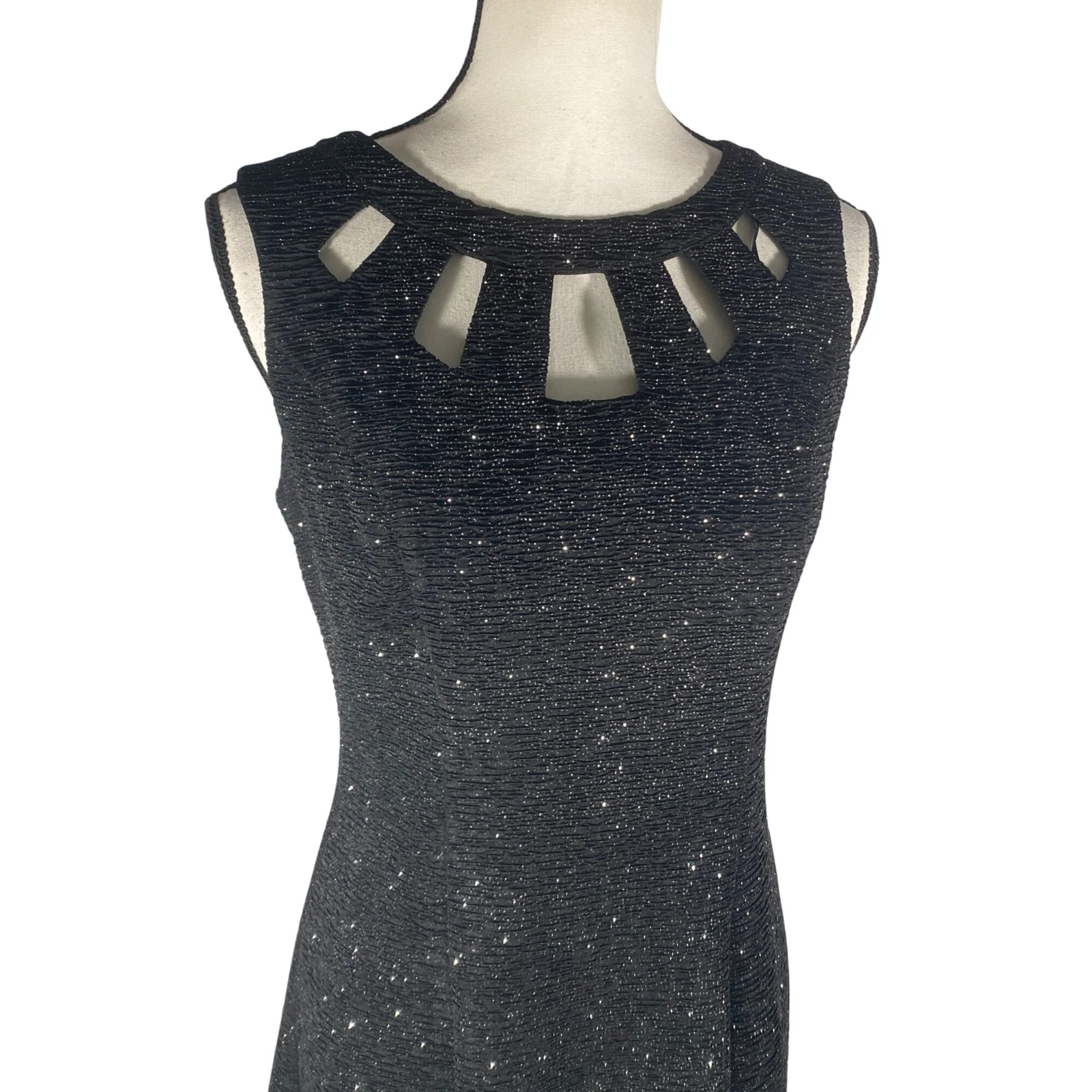 Abito da cocktail Alyx ritagli nero stropicciato testurizzato argento scintillante vestibilità e svasatura