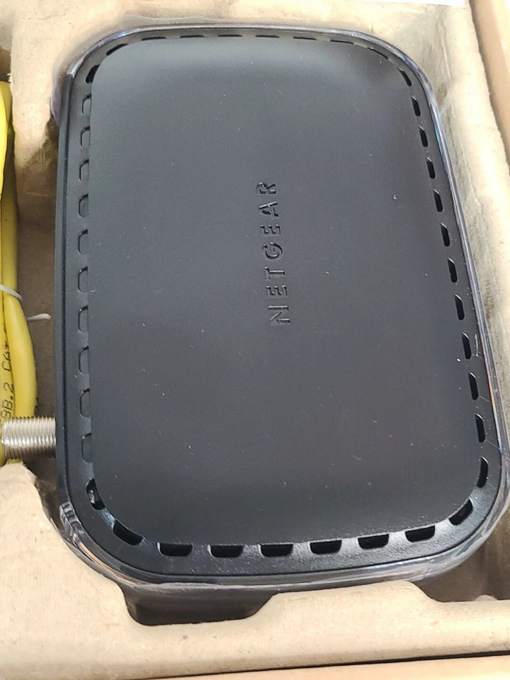 NETGEAR High Speed DOCSIS 3.0 Cable Modem For Xfinity-Time Warner CM400AZNA - Image 3 of 4