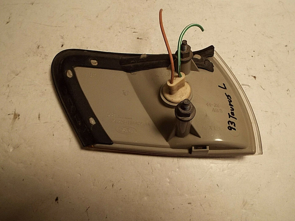 1993 FORD TAURUS ЛЕВЫЙ ПОВОРОТНИК. Б/У. - Изображение 2 из 2