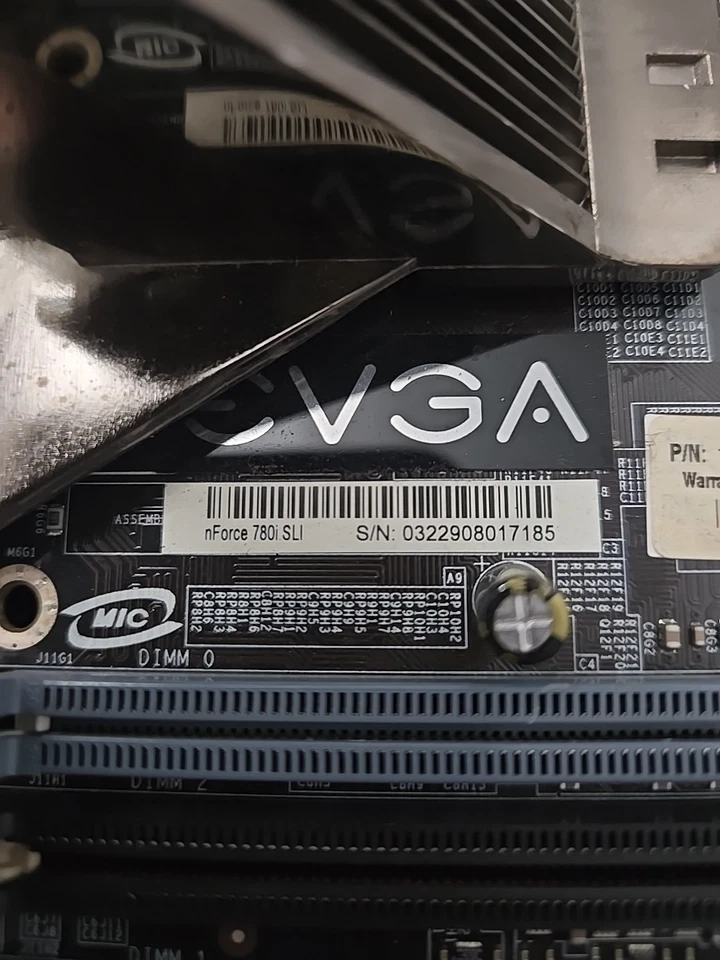 Placa madre NVIDIA NForce 780i SLI LGA 775 Socket con CPU y RAM Foto 2 de 4