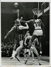 1957 Press Photo NBA Action Rochester Royals and the New York Knicks