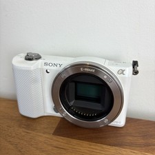 Fotocamera mirrorless compatta Sony A5000 bianca - funzionante ma temperamentale/glitchy
