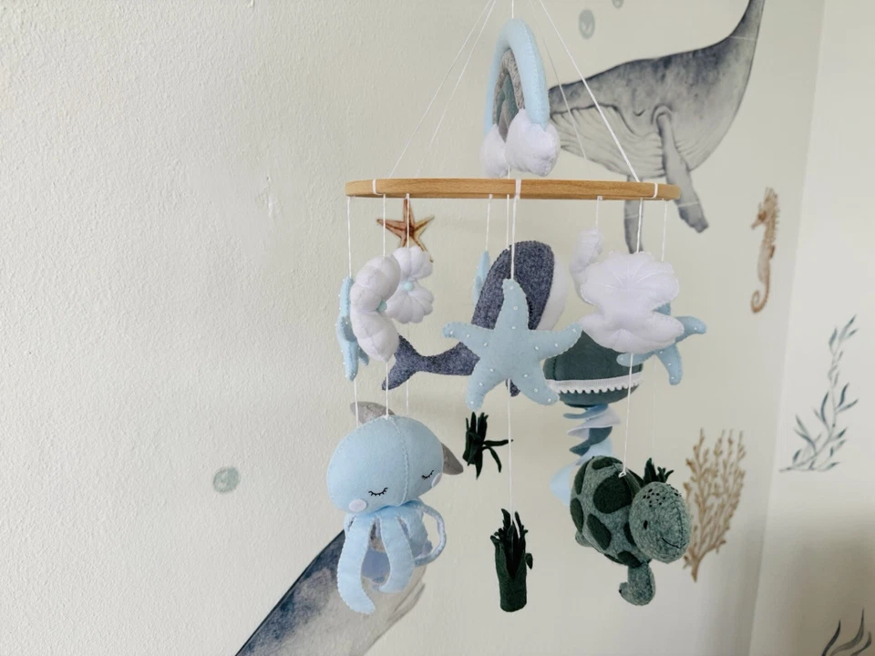 Cuna infantil móvil Ocean. Ballena, pulpo, medusa, raya y caparazón móvil. Foto 2 de 3