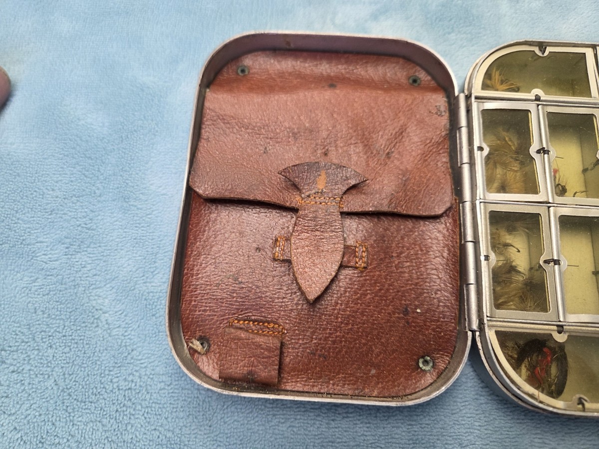 Richard Wheatley Vintage 16 Compartment Fly Box With Cast Pouch