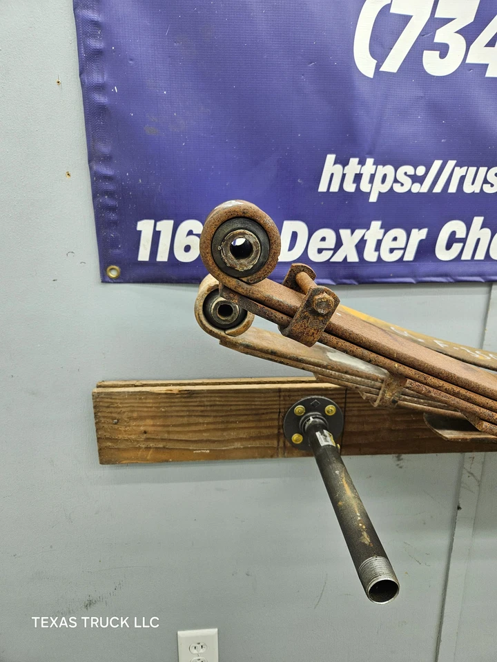 Par de resortes de hoja traseros Ford F250 F350 Super Duty 1999-2007 Foto 3 de 4