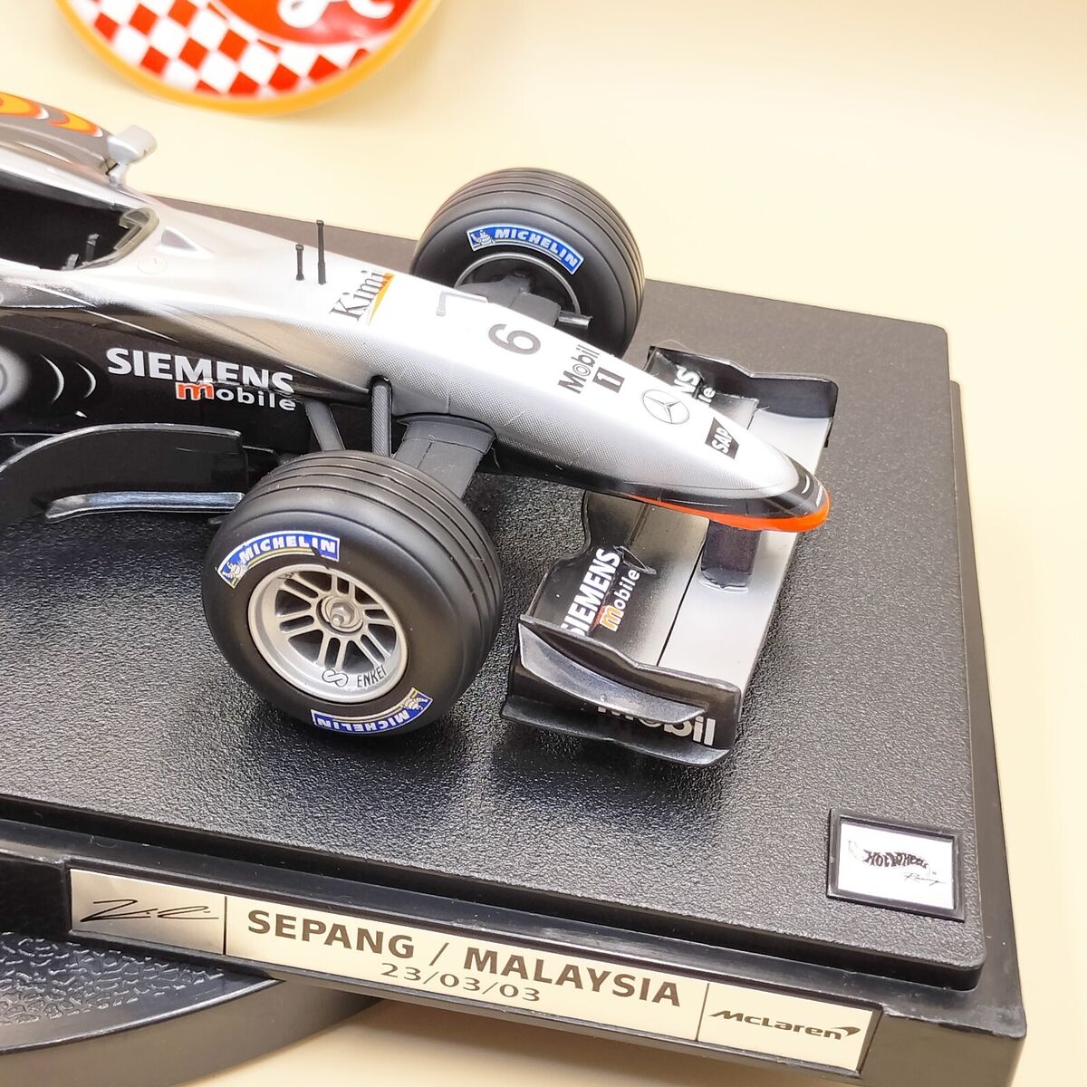 Hot Wheels 1/18 McLaren MP4-17D Kimi Raikkonen #6 Figure Hot Wheels 1/18 McLaren MP4-17D Kimi Raikkonen #6 Figure