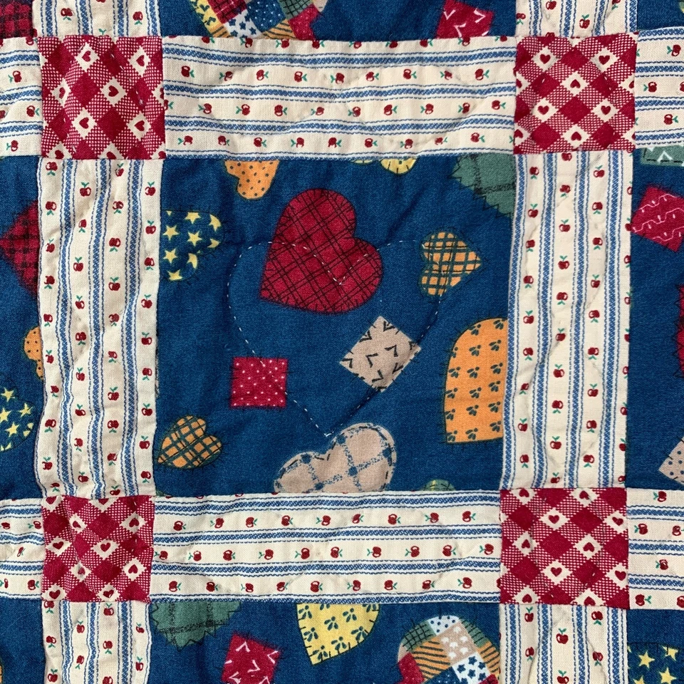 Colcha de retalhos acolchoada à mão corações maçãs azul vermelha bebê boneca berço 26" x 30" - Imagem 2 de 4