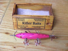 Killer Baits Rusty Jessee Heddon Style Glasseye 150 Rosa Color Fuego en Caja de Madera