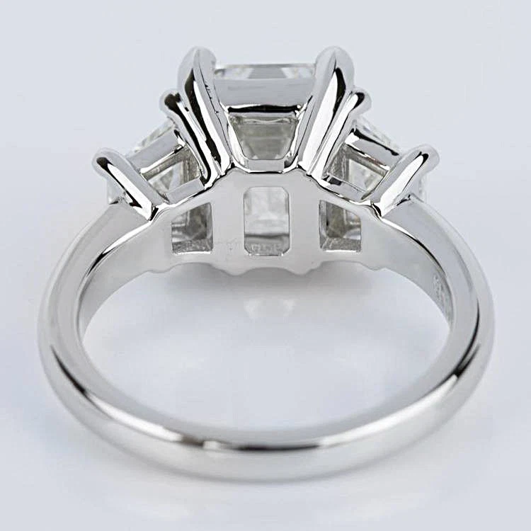 Anillo de compromiso de tres piedras de 2,71 quilates con diamantes talla esmeralda de oro blanco I/VVS1 Foto 4 de 4