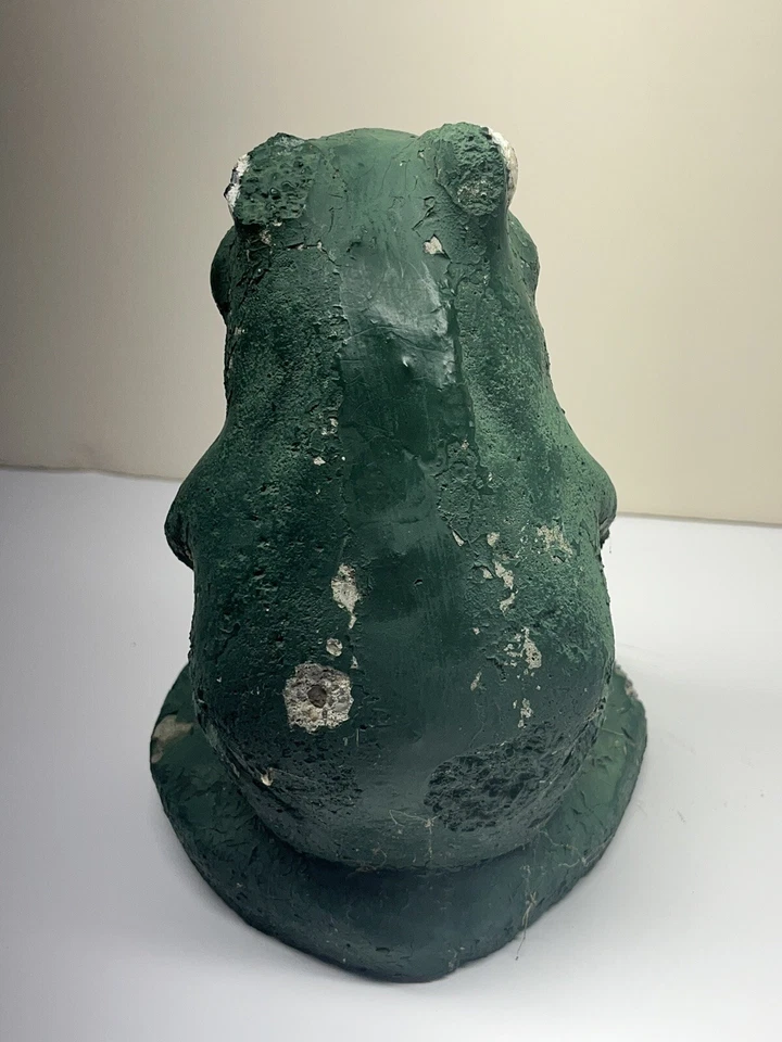 Antigua estatua vintage de rana de cemento Foto 3 de 4