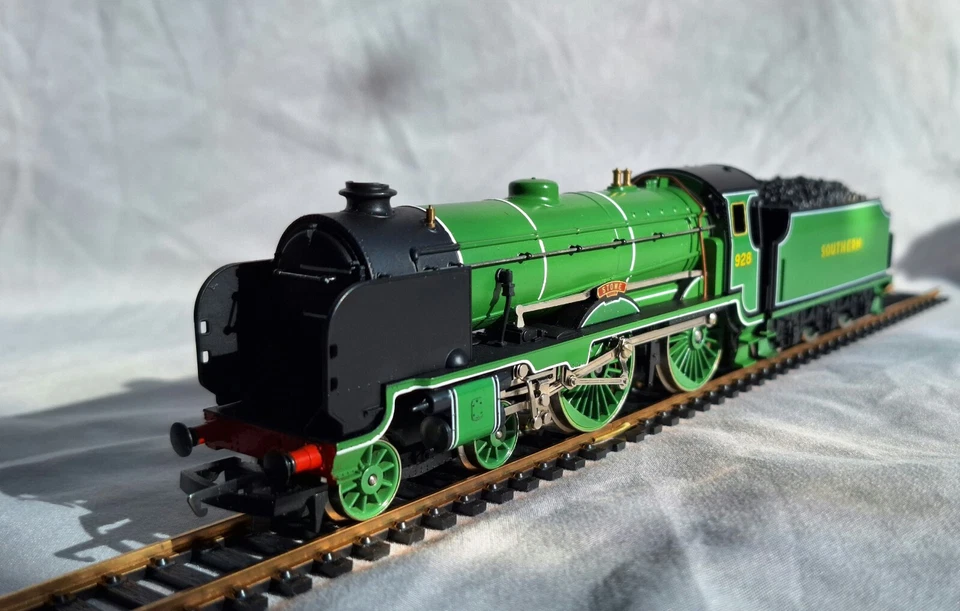 Hornby Railways Steam Locomotive Schools Class V OO Gauge 928 'Stowe' - Image 2 of 4