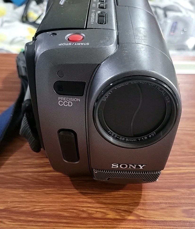 Sony Handycam Vision CCD-TRV22 Video8 Camcorder (For Parts or