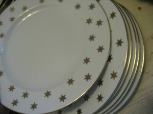 Vtg-GOLD-STAR-AA-AMERICAN-ATELIER-Dinner-Plates-10-5-034-Party-Time-Fine-China-Xmas