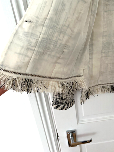 CHANEL Ivory and Black Jacket in Size UK6 / US2 / FR34 / IT38 - RRP £5,900 - Picture 8 of 14
