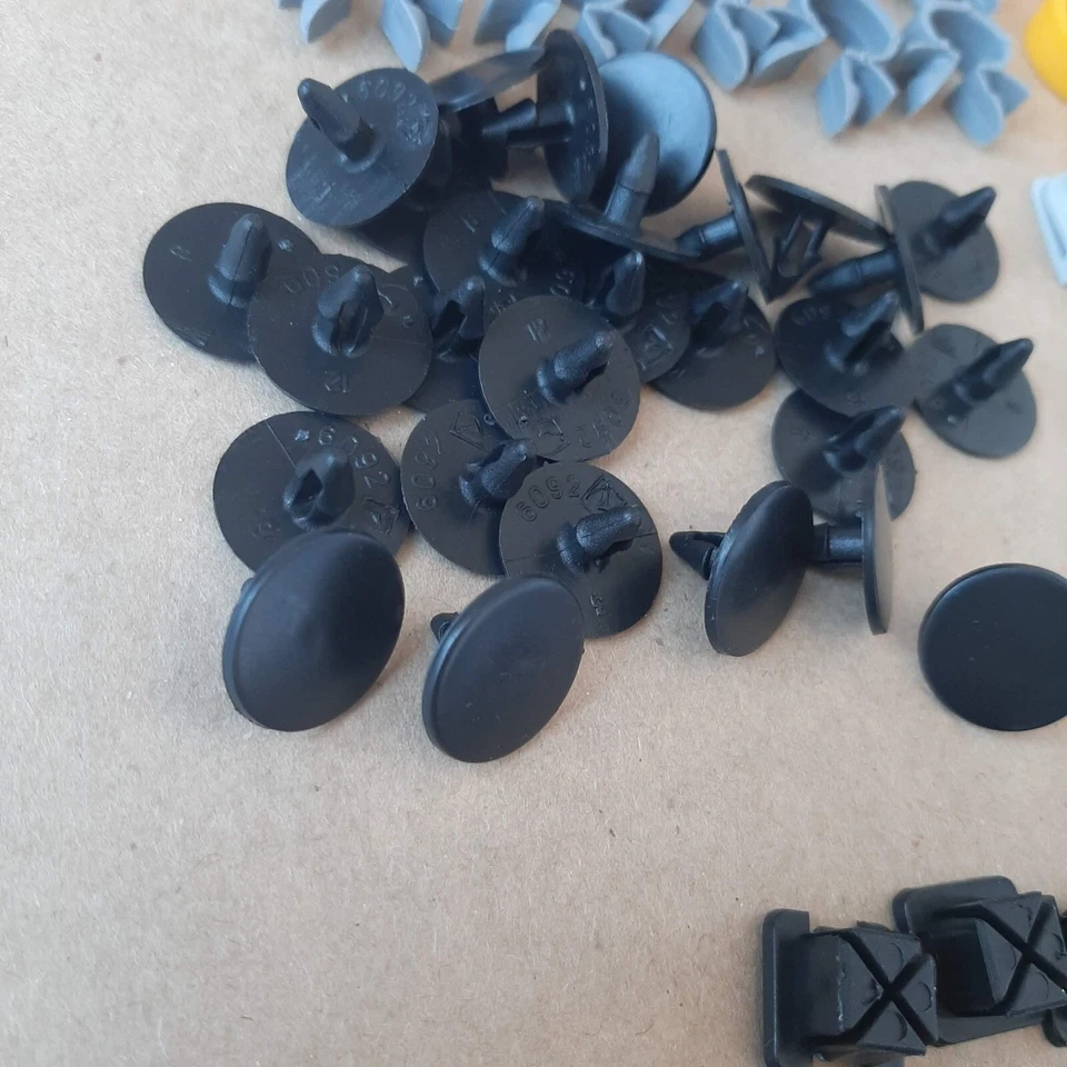 Clips complete set LADA 2104 2105 salon Pistons. Interior fastener Laika Riva Foto 3 de 4