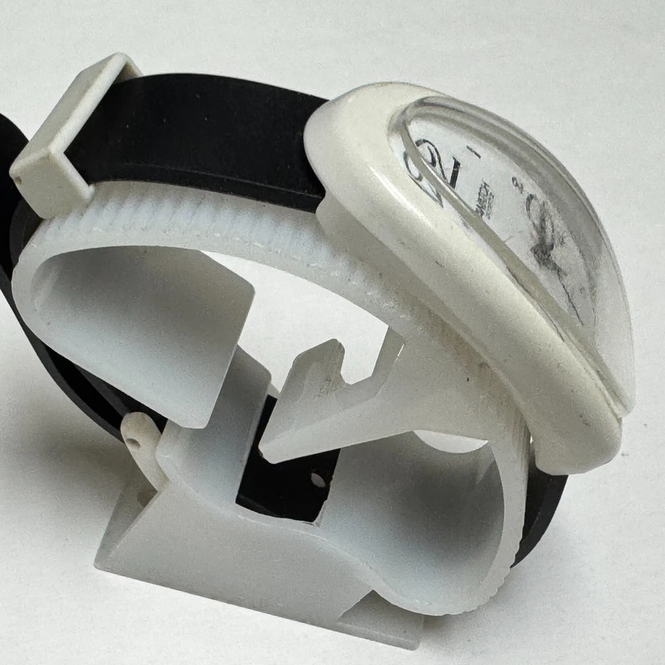 Reloj de Cuarzo Armitron Awatch Unisex 30m Blanco Plástico Curvo Ovalado Nueva Batería Foto 3 de 4