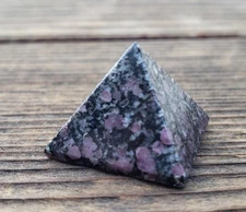 NATURAL RUBY IN MATRIX MEDIUM GEMSTONE PYRAMID 27-30mm