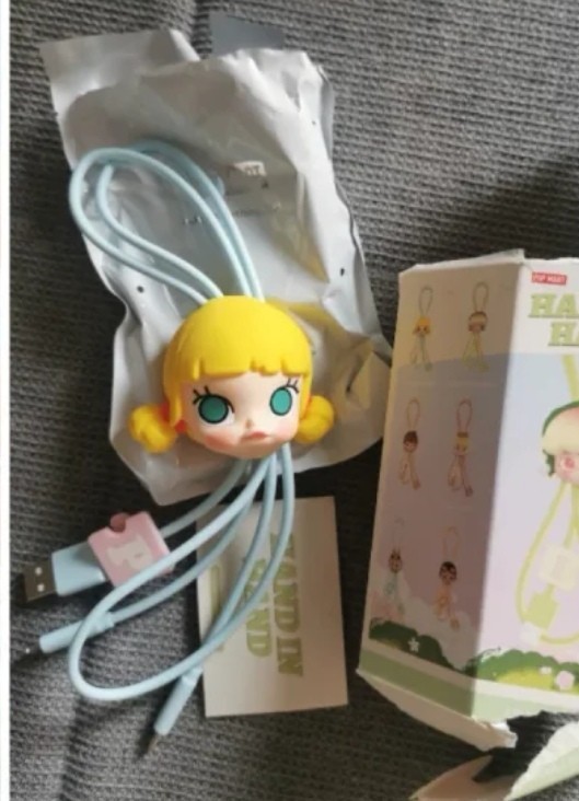 POP MART Hand in Hand 2-in-1 Cable Molly Originale Blind Box – New Descrizione