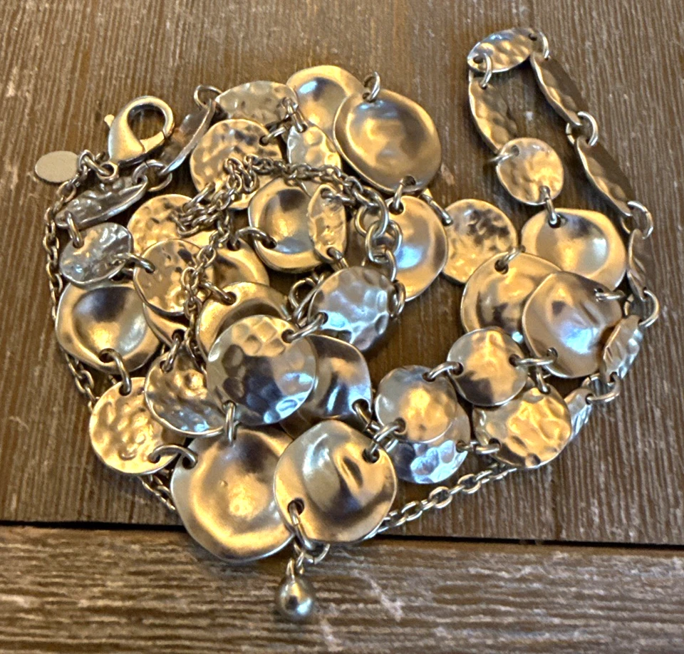 Cinturón o collar Chico's disco de metal martillado dorado brillante 36 38" Foto 3 de 4