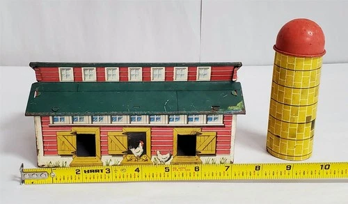 R-600 VINTAGE 1950'S MARX TIN LITHO FARM CHICKEN COOP AND SILO SET!