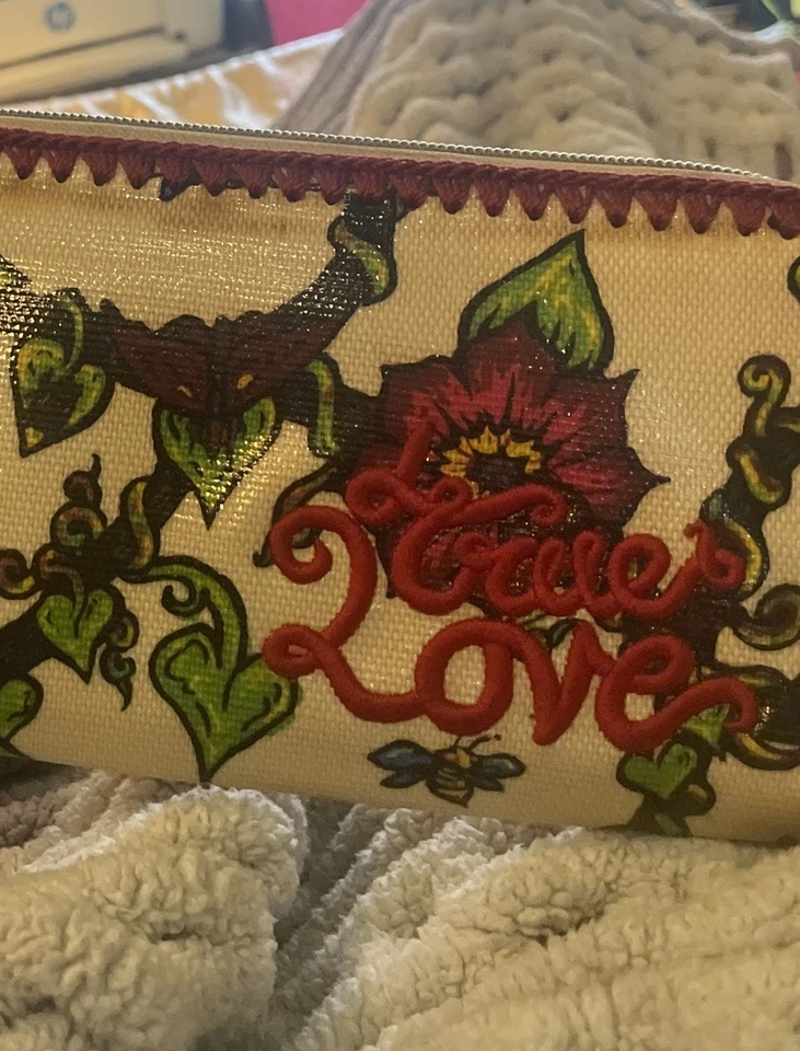 sakroots True Love wallet White Floral Zip Around Wallet Good condition - Image 3 of 4