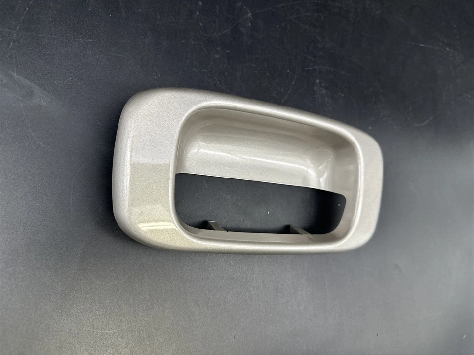 Bisel de puerta trasera Chevy GMC Silverado Sierra 99-07 plata fina abedul metálico. Foto 2 de 4