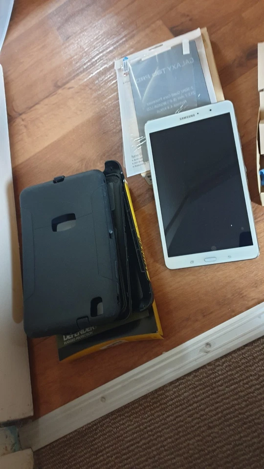 Samsung Galaxy Tab Pro SM-T320 8.4" Wi-Fi White 16GB Android Tablet with box - Image 4 of 4