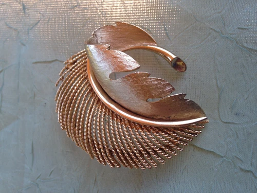 Lisner Leaf Brooch Gold Tone Brooch PIn--