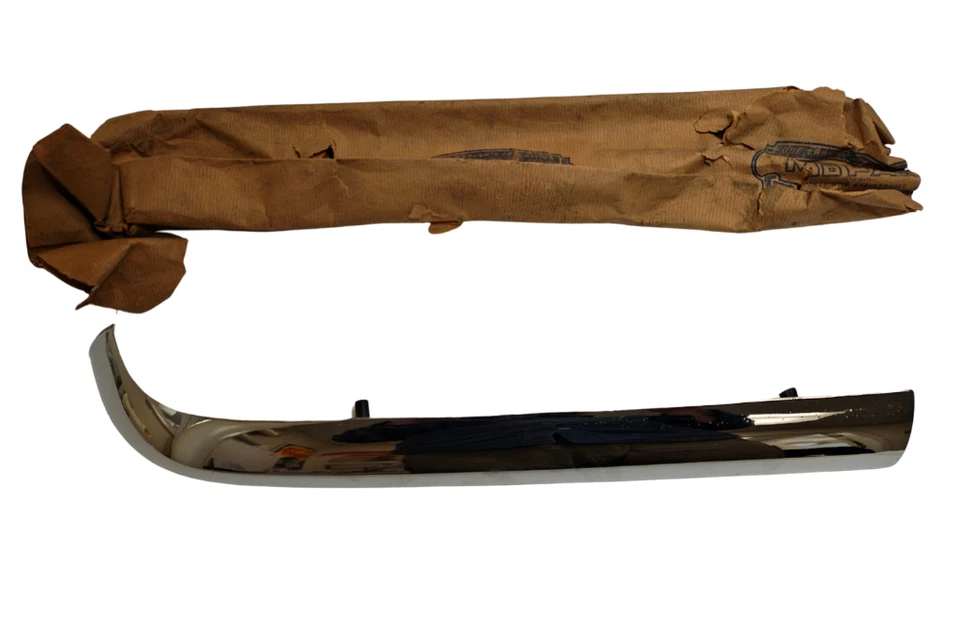 Chrysler Saratoga 1957-1958 capó delantero izquierdo a moldura de apertura de rueda 1686519 nuevo de stock Foto 2 de 4