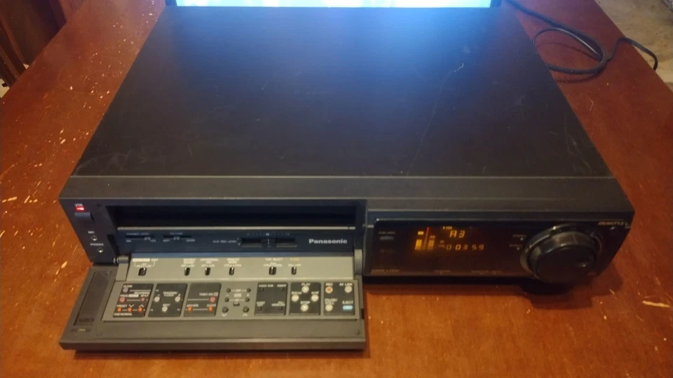 VIDEOREGISTRATORE SUPER VHS PANASONIC HI-FI STEREO REVISIONATO CON TELECOMANDO - Immagine 4 di 4
