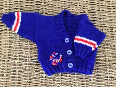 BRAND NEW GLASGOW RANGERS HAND KNITTED UNISEX V NECK CARDIGAN IN NEWBORN BABY