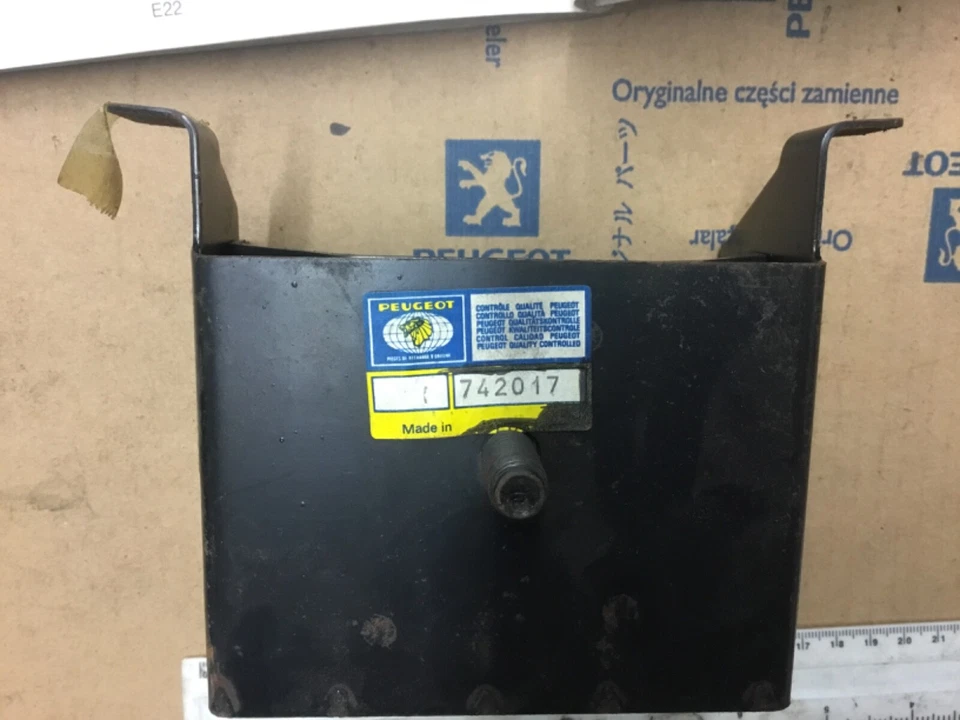 PEUGEOT 504 1973-1983 Station Wagon Estate parachoques central trasero soporte 742017 Foto 2 de 4