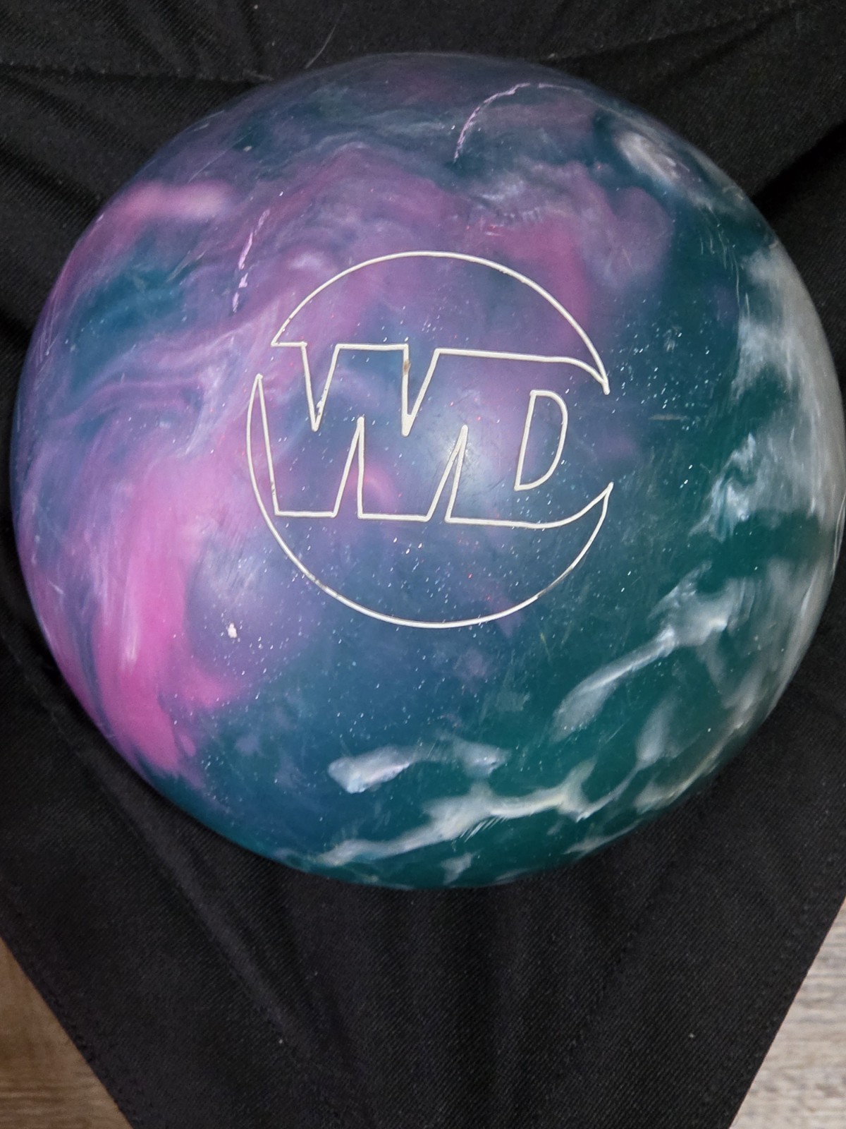 Columbia 300 White Dot Swirl USBC Bowling Ball 14lbs 15oz 
