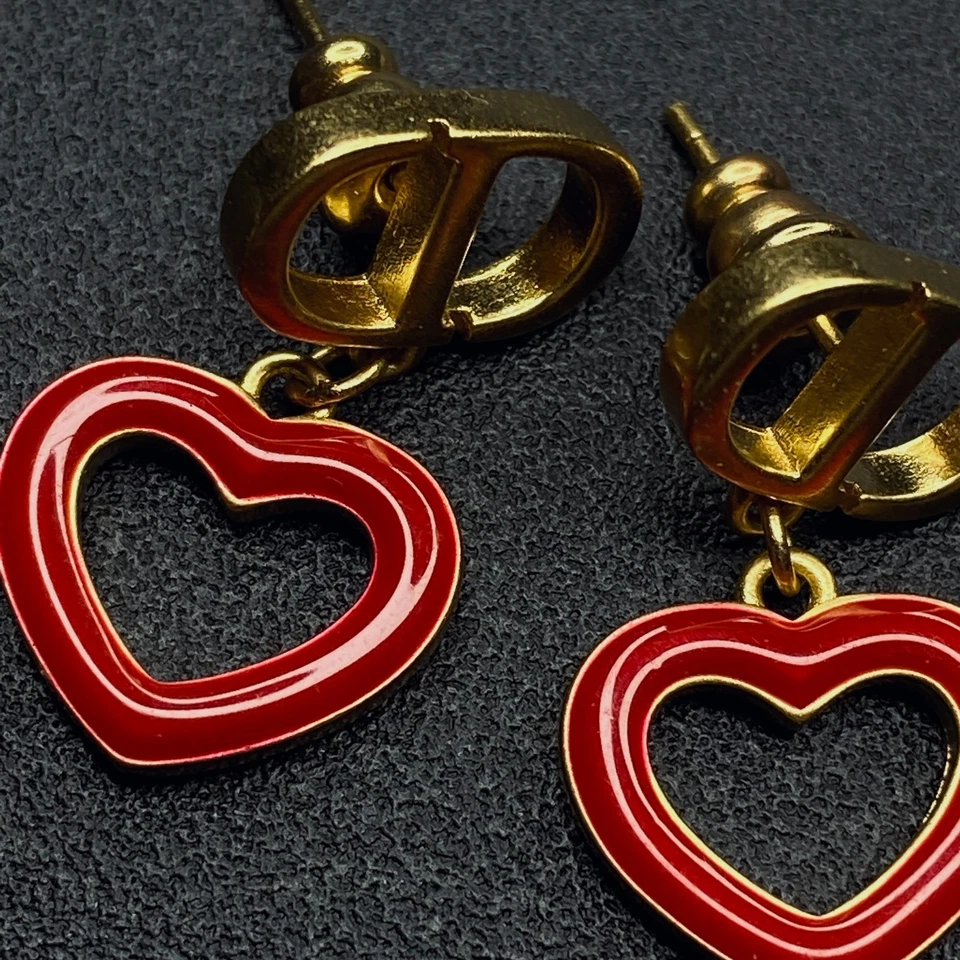 Pendientes colgantes Christian Dior esmalte rojo corazón logotipo CD Foto 4 de 4