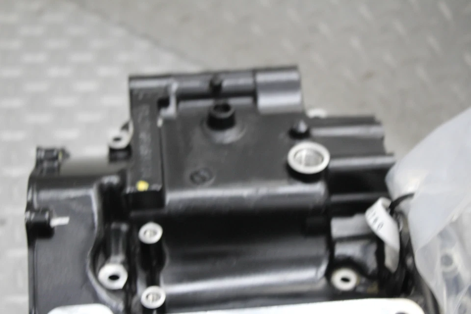 2010 KAWASAKI NINJA 250R EX250J ENGINE MOTOR CRANKCASE CRANK CASES BLOCK - Image 3 of 4