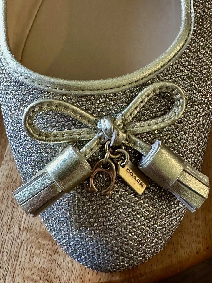 Planos de ballet Coach Benni metálicos de cuero dorado con arco y dijes dorados talla US 11 Foto 2 de 4