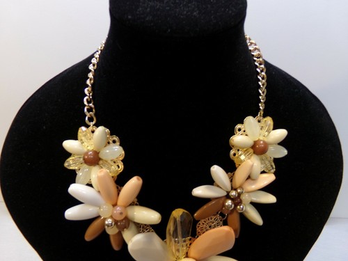 Beautiful Earrings and Large Beaded Necklace - NEW - Picture 4 of 5