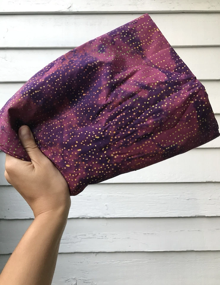 BTY Premium Batik 100% Algodón Uva Borgoña Granate Púrpura Lunares Amarillos Galaxia Foto 4 de 4