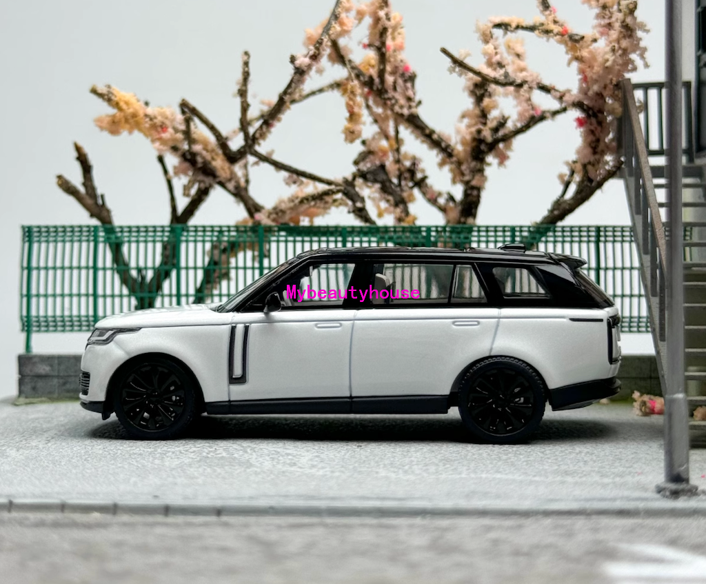 LCD 1:64 White 2022 Range Rover Luxury SUV Sports Model